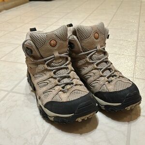 Women’s Merrell Moab Mid Hiking Boot in Taupe
